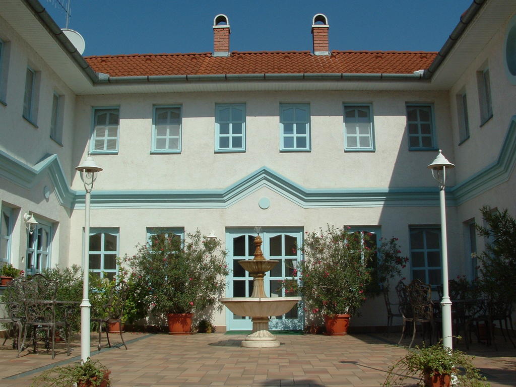 Hotel Csigahaz Panzio Gyula Exterior foto